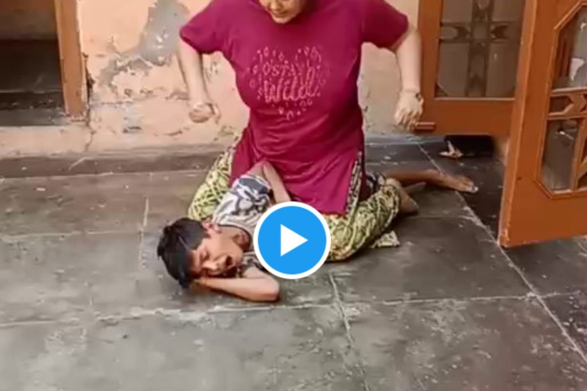 हैवान बनी मां, बेटे के ऊपर बैठी, गला दबाया, सिर जमीन पर पटका, करतूत का VIDEO वायरल.....